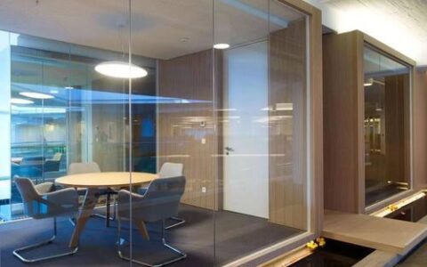移动隔断：灵活分割空间，打造时尚办公环境